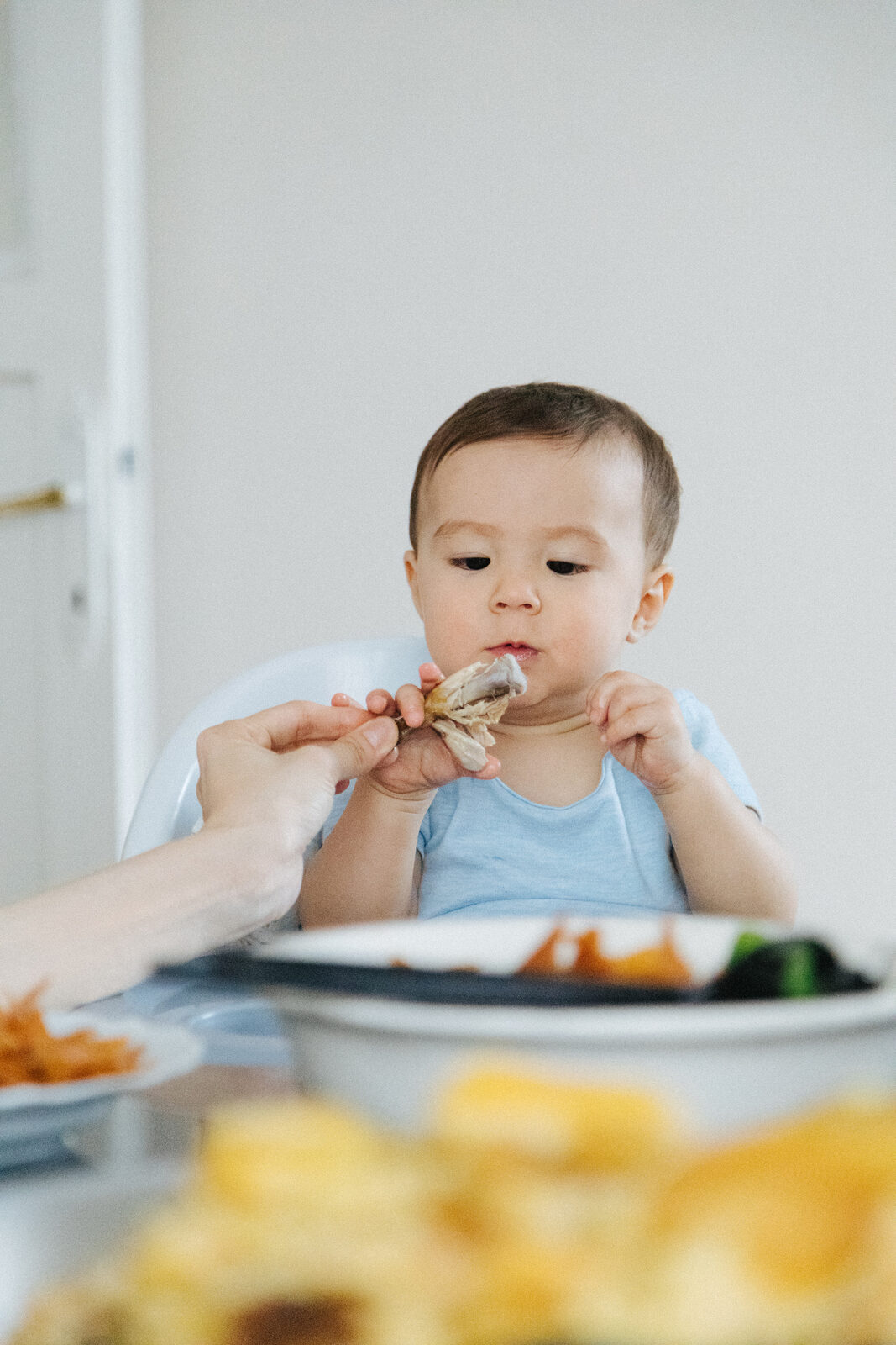 Bebé explorando su comida