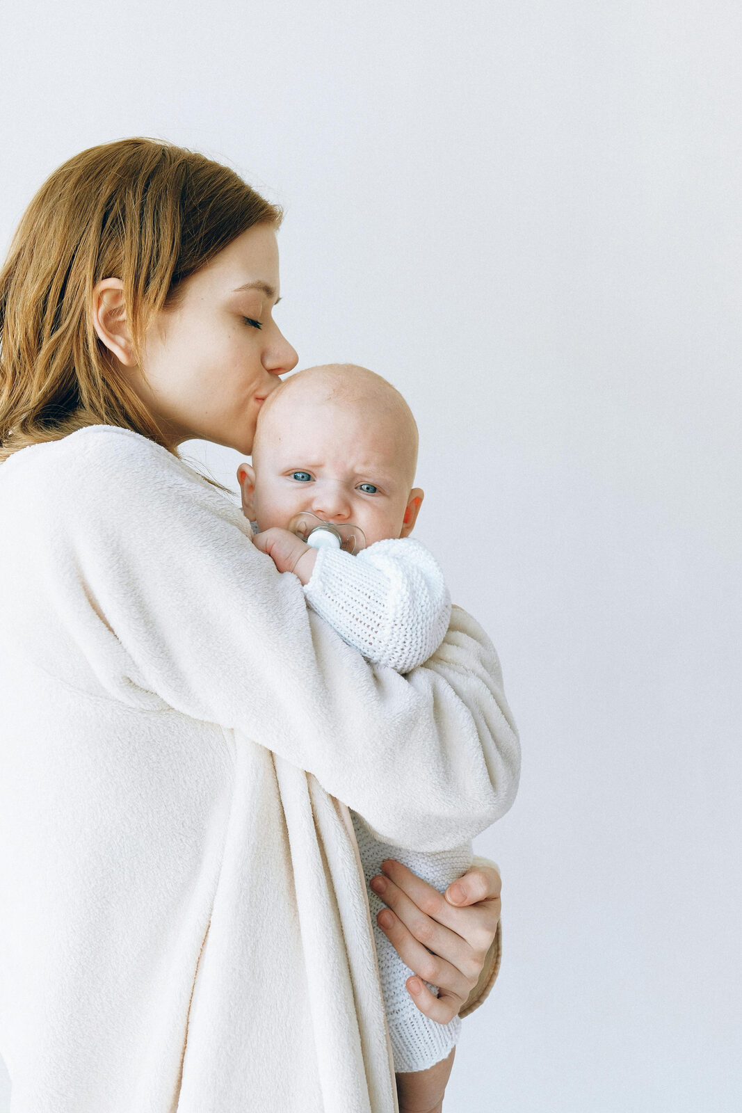 Una madre abraza a su bebé