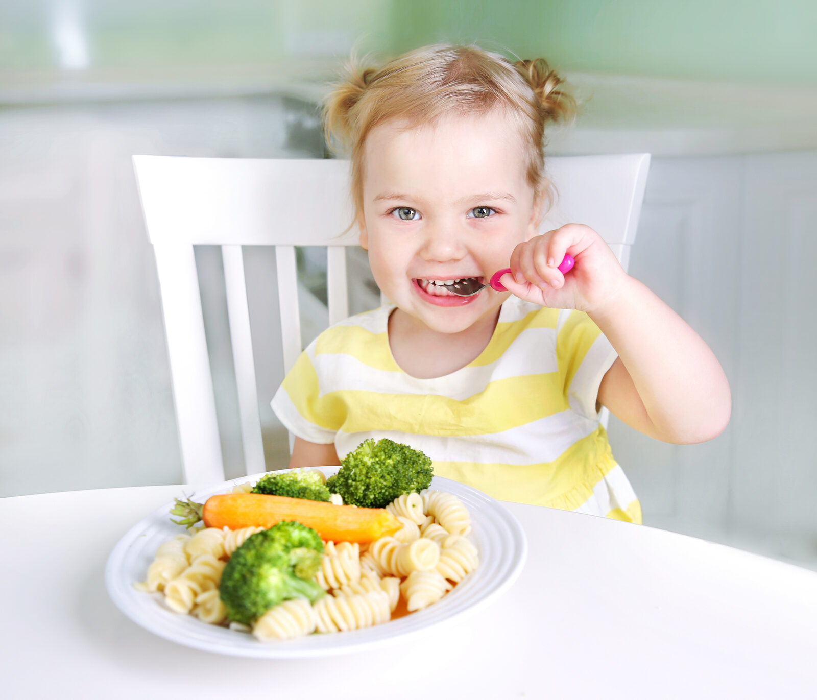Niña descubriendo nuevos alimentos
