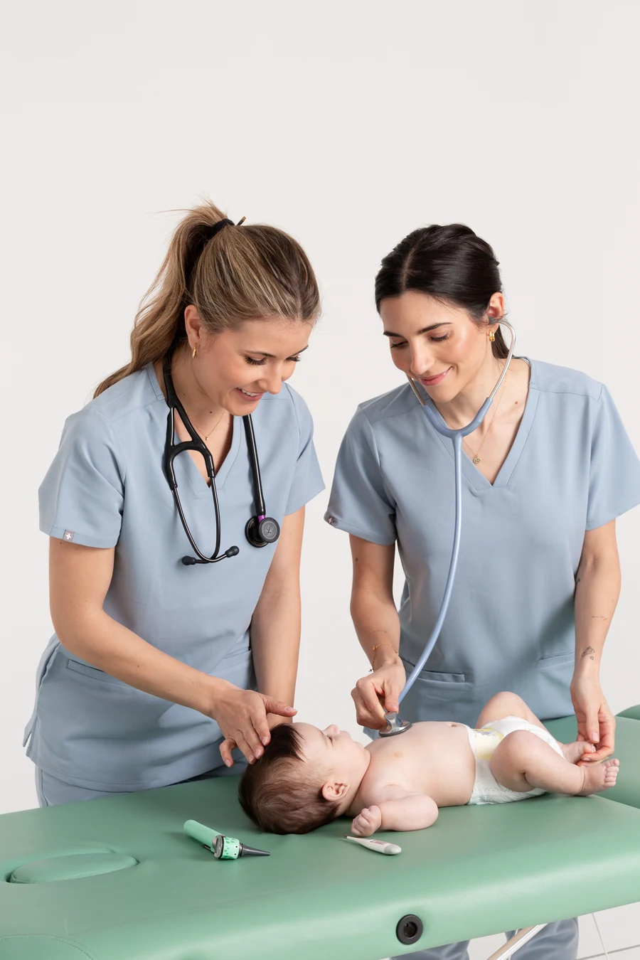 Ángela y María realizando una revisión pediátrica a un bebé